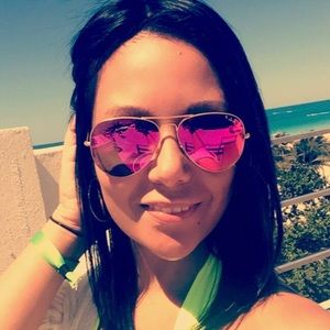 Meet your Posher, Cassandra